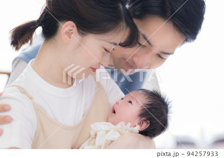 ファミリー　赤ちゃんをあやす夫婦 94257933