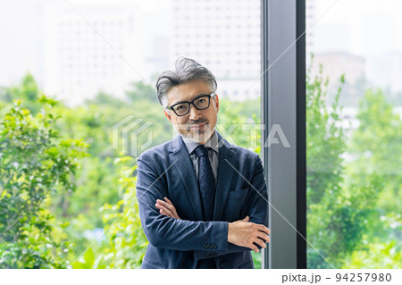 腕組みするエグゼクティブ男性 94257980