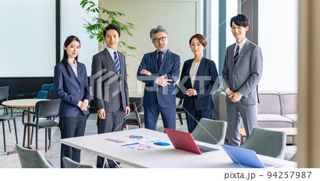 整列する幅広い世代のビジネスグループ 94257987