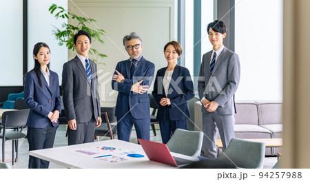 整列する幅広い世代のビジネスグループ 94257988