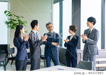エグゼクティブ男性に拍手するビジネスグループ 94257997
