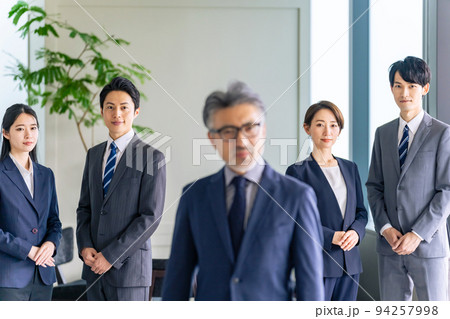 上司をサポートする部下たち 上司をサポートする部下たち 94257998