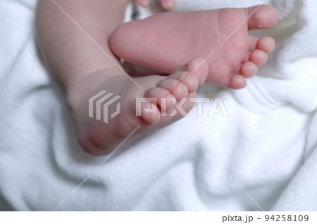 赤ちゃんの足 94258109