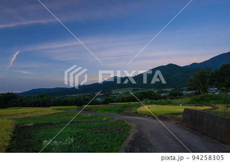 夜明けの農村風景　南アルプス市の原風景 94258305