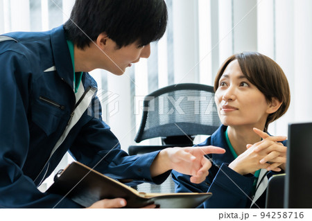 女性管理職と若いエンジニアの活躍する職場 94258716