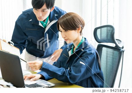 女性管理職と若いエンジニアの活躍する職場 94258717