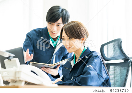 女性管理職と若いエンジニアの活躍する職場 94258719