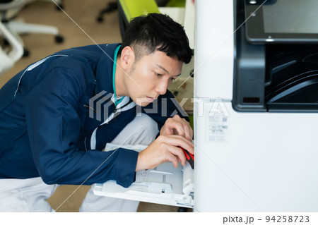 サービスコールを受けたエンジニア 94258723