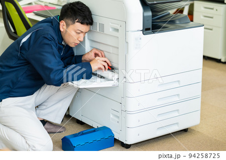 サービスコールを受けたエンジニア サービスコールを受けたエンジニア 94258725
