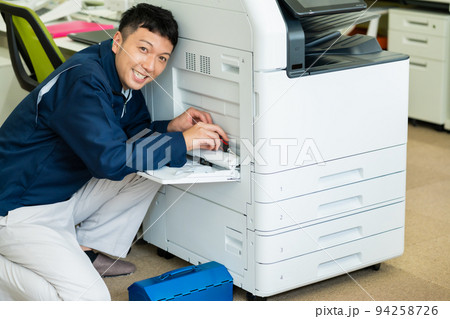 サービスコールを受けた笑顔のエンジニア サービスコールを受けた笑顔のエンジニア 94258726