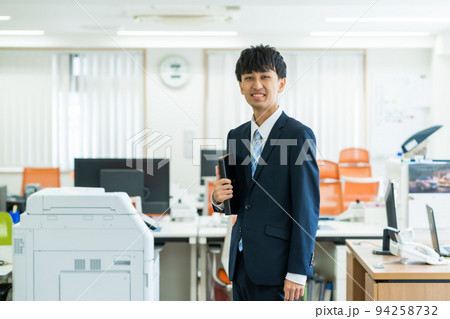 Z世代の若いビジネスマン 94258732