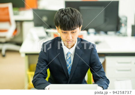 オフィスで働くフレッシュマン 94258737