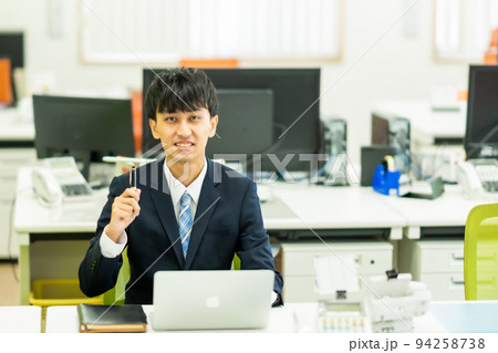 オフィスで働くフレッシュマン オフィスで働くフレッシュマン 94258738