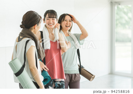 ヨガマットを持ってヨガ教室に通う日本人の女性達 94258816