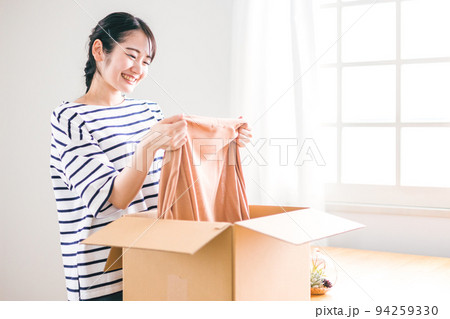 通販で洋服を買った女性 通販で洋服を買った女性 94259330