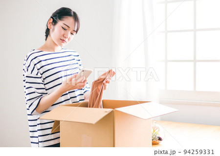 不良品が届いて納得がいかない女性(返品・交換) 不良品が届いて納得がいかない女性(返品・交換) 94259331