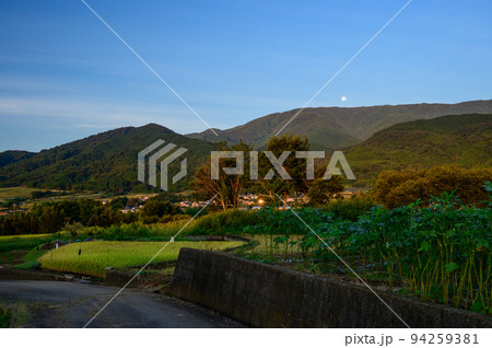 夜明けの里山　南アルプスの原風景 94259381