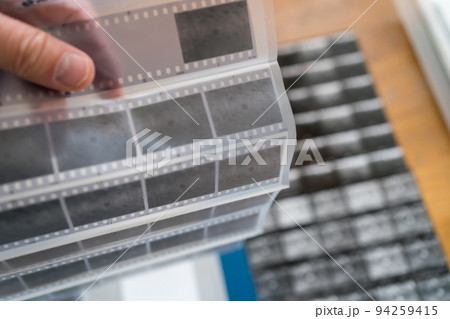 現像したモノクロフィルムとベタ焼き 現像したモノクロフィルムとベタ焼き 94259415
