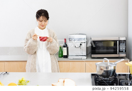 女性 ライフスタイル 食事 女性 ライフスタイル 食事 94259558