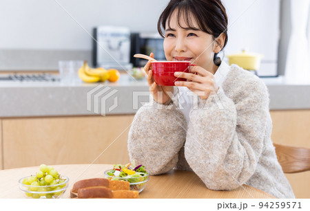 女性 ライフスタイル 食事 女性 ライフスタイル 食事 94259571