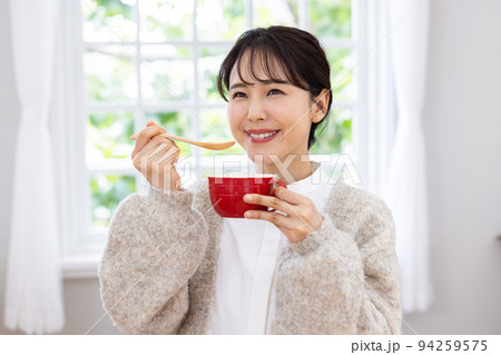 女性　ライフスタイル　食事 94259575