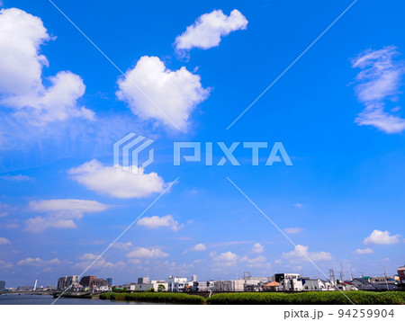 東京葛飾に流れる新中川と9月初秋の空 東京葛飾に流れる新中川と9月初秋の空 94259904