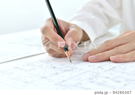 図面を確認する設計士の手元 図面を確認する設計士の手元 94260307