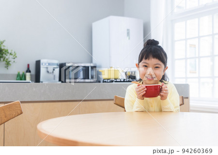女性　ライフスタイル　食事 94260369