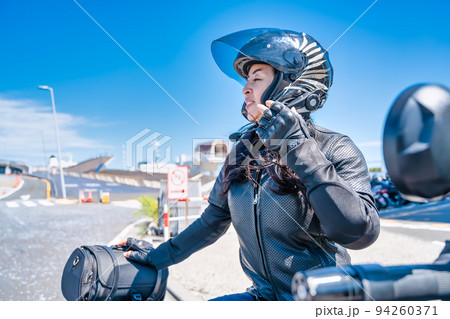 大型クルーザーバイクで横浜ツーリングをする女性ライダー 大型クルーザーバイクで横浜ツーリングをする女性ライダー 94260371