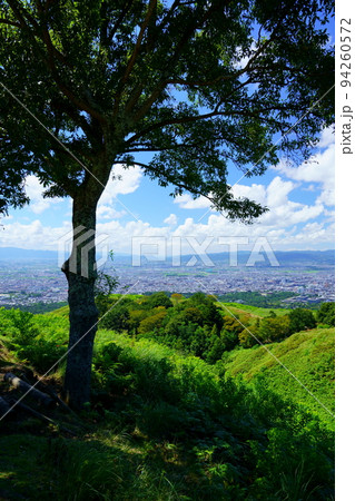 爽快秋晴れの若草山山頂・見下ろすパノラマ 94260572
