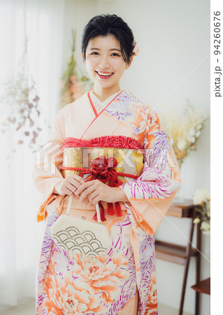 ピンクの振袖　絞り 94260676