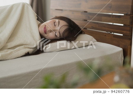ベッドで眠る女性・睡眠 ベッドで眠る女性・睡眠 94260776