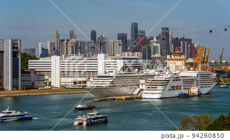 停泊している豪華客船とシンガポールの街並み 停泊している豪華客船とシンガポールの街並み 94260850