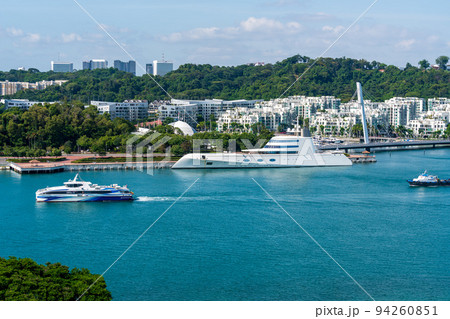 シンガポール・セントーサコーブに停泊しているクルーズ船 シンガポール・セントーサコーブに停泊しているクルーズ船 94260851