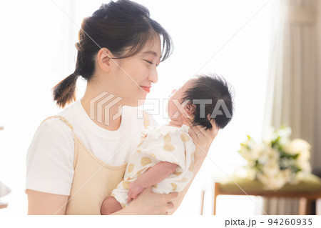 ファミリー　ママと赤ちゃん 94260935