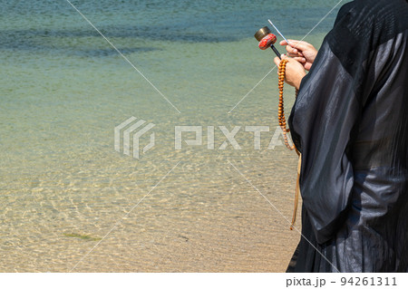 海で僧侶が供養している海洋散骨のイメージ 海で僧侶が供養している海洋散骨のイメージ 94261311