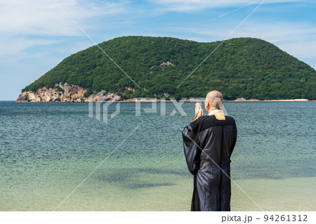 海で僧侶が供養している海洋散骨のイメージ 94261312
