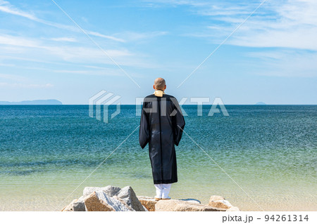 海で僧侶が供養している海洋散骨のイメージ 94261314