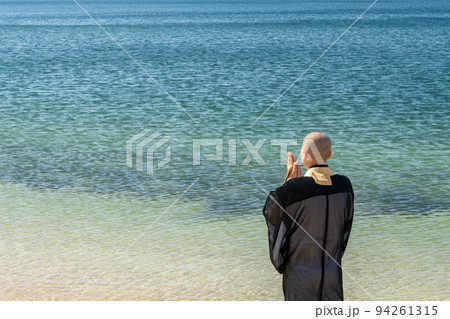 海で僧侶が供養している海洋散骨のイメージ 海で僧侶が供養している海洋散骨のイメージ 94261315
