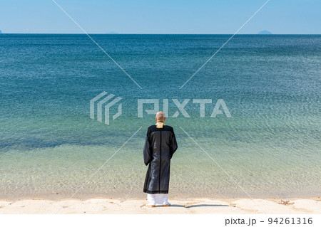 海で僧侶が供養している海洋散骨のイメージ 94261316