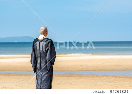 海で僧侶が供養している海洋散骨のイメージ 94261321