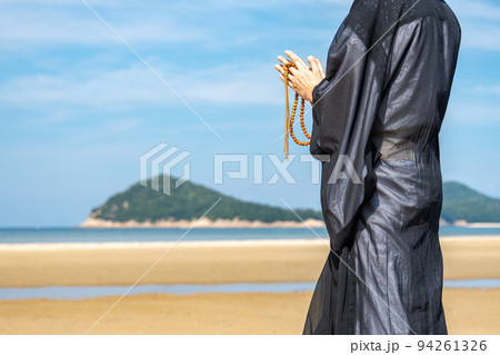 海で僧侶が供養している海洋散骨のイメージ 94261326