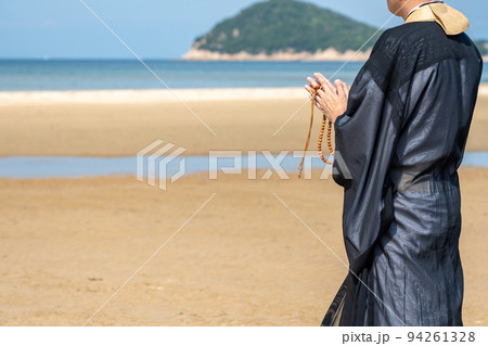 海で僧侶が供養している海洋散骨のイメージ 94261328