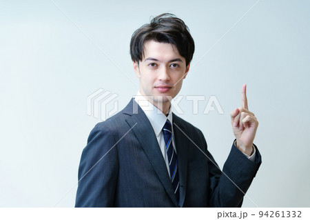 人差し指を立てるポーズをするビジネスマン 人差し指を立てるポーズをするビジネスマン 94261332