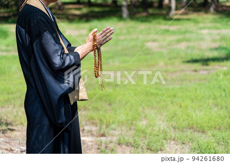 僧侶が供養している樹木葬のイメージ 僧侶が供養している樹木葬のイメージ 94261680