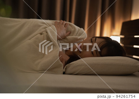 冷え症・風邪・寒気がして眠れない女性 94261754