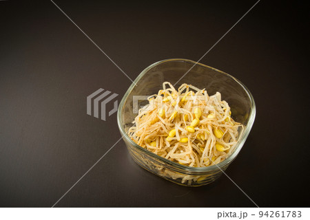 ガラス製の容器に入れられた、我が家の常備菜の豆もやしのナムル 94261783