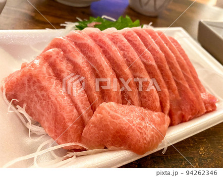 脂が乗ったマグロの刺し身 94262346