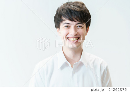 笑顔の若い男性 94262376