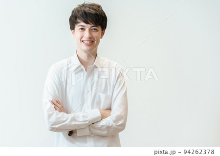 笑顔の若い男性 94262378
